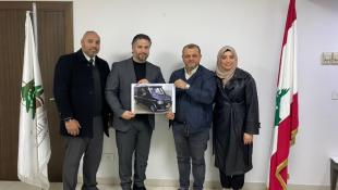 المخترع هشام الحسامي يطلق سيارة تعمل على الطاقة الشمسية من مكتب وزير الاقتصاد