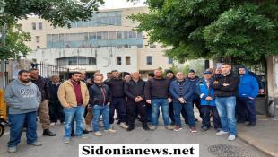 بالصور : وقفة تحذيرية ثانية في أقل من شهر لشرطة بلدية صيدا والمياومين وتلويح بالتصعيد إذا لم تتحسن مخصصاتهم ورواتبهم