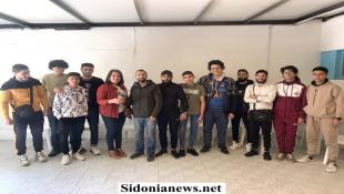 بالصور : متدربو الدورات المهنية في مركز مؤسسة الحريري في تعمير عين الحلوة عايدوا المعلم بعيده