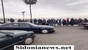 بالصور : قطع الطريق البحريه جزئيا في صيدا وتنفيذ وقفة احتجاتجية لاصحاب الباصات والفانات احتجاجا على ارتفاع الدولار