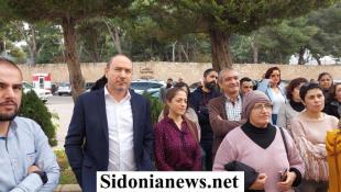 بالصور : موظفو الادارة العامة في صيدا والجنوب مستمرون باضرابنا ومهددين بتصعيد تحركاتهم واقفال المرفأ والمطار