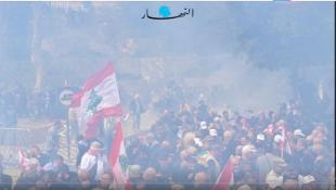 بالصور رياض الصلح من نقطة احتجاج إلى ساحة مواجهات... القنابل الدخانية تقطع الطريق على اقتحام السرايا