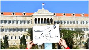 نداء الوطن: الحكومة كسرت فرمان برّي: دولة الباطل ساعة! | باريس تستعجل أي حلّ لبناني... وماكرون يعتزم زيارة الرياض