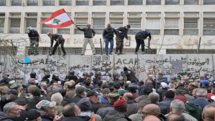 بالصور : توتّر أمام مصرف لبنان... تدافع بين العسكريين المتقاعدين والقوى الأمنية