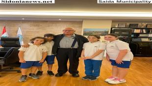 طلاب من الصف الخامس في ثانوية الحريري  يلتقون السعودي في بلدية صيدا حول تأثير الأزمة الإقتصادية على عمل البلديات