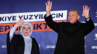 الانتخابات التركية 2023: أردوغان يعلن فوزه برئاسة تركيا في مؤتمر شعبي أمام أنصاره | أمير قطر الشيخ تميم بن حمد آل ثاني أول المهنئين