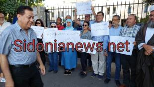 بالصور: وقفة إحتجاجية أمام مدخل بلدية صيدا رفضا لاستمرار الأضرار البيئية من حريق جبل العوادم