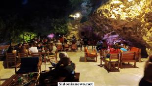 بالصور : جورج صليبا وعقيلته ماري الهبر يفتتحان مطعم ورستو كافيه Caves  في وادي بعنقودين شرق صيدا