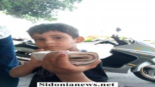 بالصور: طفل ضائع يفتش عن أهله موجود في ساحة النجمة في صيدا لمن يعرف عن أهله التواصل