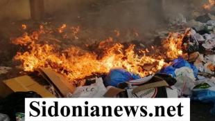 بالفيديو: صيدا تنجو من كارثة إحراق  النفايات ووزير البيئة يعد بمتابعة ملف رفع النفايات مع الرئيس ميقاتي بعد رفض ديوان المحاسبة؟  شوارع في المدينة غارقة بالنفايات  وصيدا القديمة نظيفة.