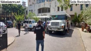 بالصور : د. بديع:  باصات وكالة الأونروا أجلت من بلدية صيدا إلى سبلين  نحو 400 نازح  من الإشتباكات في عين الحلوة