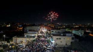 بالصور : حشود وألعاب ناريّة في استقبال الأبطال الفلسطينيين المحرّرين