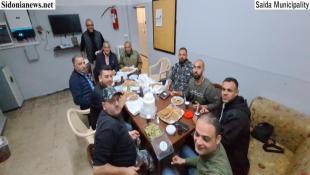 د. بديع زار مقر فوج إطفاء صيدا منوها بتضحياتهم  ومشاركا إياهم في إفطارهم الرمضاني وشكر كل من ساهم في إعادة تأهيل المقر