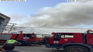 بالصور: فرق إطفاء بلدية صيدا شاركت في إهماد حريق كبير شب في منشرة ومستودع أخشاب في الغازية – جنوب صيدا