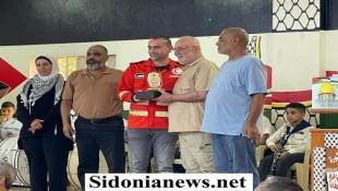 بالصور : المؤسسات الحركية في منطقة صور تكرم فرق وحدة الاسعاف والطوارئ وافواج الاطفاء الفلسطينية في الجنوب بمناسبة ذكرى النكبة .