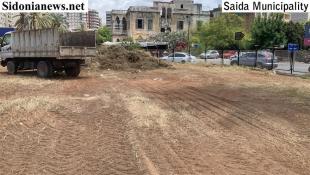بالصور: بلدية صيدا : بدء إعادة تأهيل وتنظيف وصيانة الوسطيات في ساحتي الشهداء والنجمة  ودوار الحريري – مكسر العبد