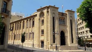 انتهاء الجولة الاولى من الاستشارات النيابية غير الملزمة على ان تستأتف بجولة ثانية عند الثالثة والنصف بعد الظهر بلقاء مع كتلة الكتائب