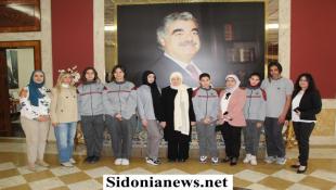 بالصور : بهية الحريري تسلمت من مديرة وطلاب متوسطة الإصلاح المختلطة الرسمية النسخة الأولى من كتيب  رفيق الحريري في عيون الأجيال  بذكراه العشرين