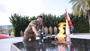 بالصور : قائد الجيش اللبناني العماد رودولف هيكل يضع إكليلًا من الزهر على نصب شهداء الجيش