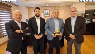بالصور: درع تقديري عربون شكر ووفاء لرئيس إتحاد بلديات صيدا الزهراني المهندس مصطفى حجازي من رئيس إتحاد بلديات جزين د. بسام رومانوس