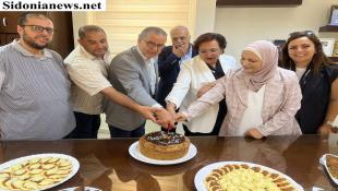 بالصور : المقاصد - صيدا تكرم السيدة منى السن بمناسبة بلوغها سن التقاعد بعد 46 عاماً من العطاء