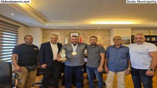 المهندس مصطفى حجازي إستقبل في بلدية صيدا البطل الصيداوي في رفع الأثقال خضر السن وهنأه  على إحراز المركز الأول في بطولة غرب آسيا IPF