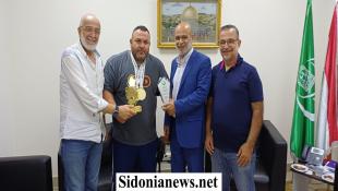 بالصور : الجماعة الإسلامية  - صيدا تهنيء البطل خضر السن بفوزه ببطولة غرب آسيا برفع الأثقال