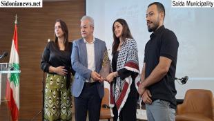 بالصور: رئيس بلدية صيدا المهندس مصطفى حجازي كرم الصحافية الفلسطينية بليستيا العقاد بدرع تقديري خلال حوار إعلامي معها  في البلدية عن معاناة غزة
