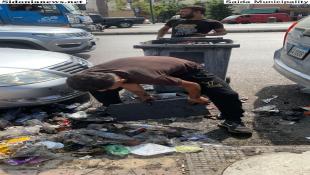 بالصور: فرق طوارىء بلدية صيدا  تسارع لإزالة النفايات بعدما جرفتها الأمطار إلى أقنية المجاري وتجدد الدعوة لعدم رمي النفايات خارج المستوعبات