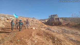 بالصور : الجيش اللبناني يزيل ساترًا ترابيًّا أقامه العدو الإسرائيلي في خراج بلدة مركبا - مرجعيون