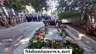 بالصور : الوزير حيدر وضع اكليلا تكريميا باسم الجمهورية اللبنانيه على ضريح اخر رجالات الاستقلال الرئيس الراحل عادل عسيران في صيدا