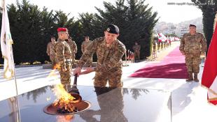 بالصور : قائد الجيش اللبناني رودولف هيكل يضع إكليًلا من الزهر على نصب شهداء الجيش