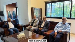 بالصور : النائب أسامة سعد يستقبل وفدًا من حركة ح م اس لبحث الأوضاع الفلسطينية العامّة وأمن المخيمات