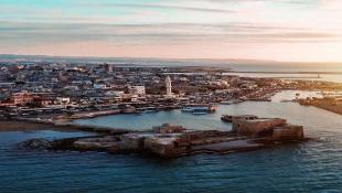 صيدا اللبنانية عاصمة متوسطية للثقافة والحوار لعام 2027 بالشراكة مع قرطبة الإسبانية | الوزير يوسف رجي ترأس وفد لبنان وشارك رئيس بلدية صيدا المهندس مصطفى حجازي في مؤتمر مدن المتوسط في برشلونة