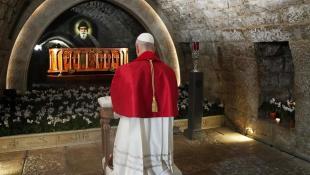 البابا لاوون الرابع عشر في عنايا وزيارة روحية حاشدة إلى ضريح القديس شربل : لنطلب السلام ونُوكل إلى شفاعة القديس كل ما تحتاج إليه الكنيسة ولبنان والعالم