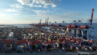 قفزة تشغيلية قياسية في مرفأ بيروت استقبال 3 سفن و12,800 حاوية خلال 24 ساعة