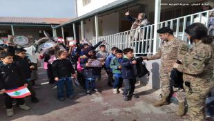 الجيش اللبناني : إنهاء المرحلة الأخيرة من برنامج توزيع الحقائب على المدارس من قبل مديرية التعاون العسكري – المدني CIMIC