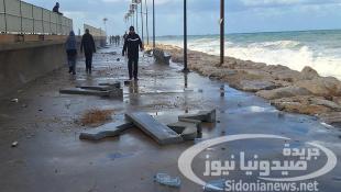 بالفيديو والصور : صدمة كبيرة  في مدينة الرئيس الشهيد رفيق الحريري الرياضية في صيدا  : أمواج العاصفة العاتية تحطم وتجرف العديد من مقاعد المتنزهين وتحيل الممشى إلى خراب