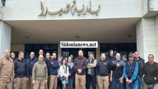 نص الكلمات كاملة : بالفيديو والصور: تداعيات التحقيقات في بلدية صيدا تتفاعل : وقفة إحتجاجية وإقفال بوابة البلدية للمطالبة بصرف رواتب موظفين وشرطة بلدية المتوقفة منذ بداية التحقيقات