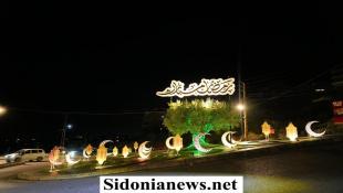 بلدية بقسطا تهنىء بقدوم شهر رمضان المبارك وتضيء مدخل الشرحبيل بمجسمات من وحي المناسبة