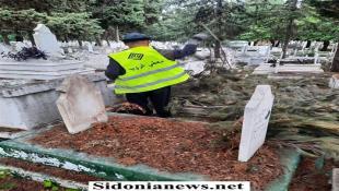 بالصور: معطي غروب تعود مجدداً لتنظيف مقبرة صيدا القديمة