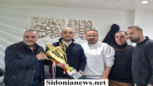 بالصور :  الصيدلي عمر مرجان يستقبل وفدَي نادي اللواء ونادي الشباب حارة صيدا ويتسلّم درعًا تكريميًا بعد إنجاز نادي الحرية