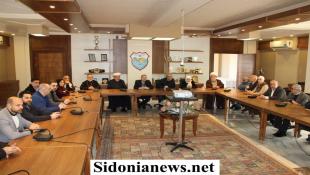 بالصور: إجتماع في بلدية صيدا جمع فاعليات وهيئات ومجلس بلدي بحث مواجهة تداعيات أزمة العدوان الإسرائيلي إنسانيا وإجتماعيا وإغاثة النازحين والصعوبات