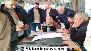 رئيس واعضاء مجلس بلدية صيدا  يتفقدون مكان الغارة الإسرائيلية في تعمير عين الحلوة ويجولون في المستشفى الحكومي ومراكز إيواء النازحين  في ثانوية الزعتري ومراكز أخرى