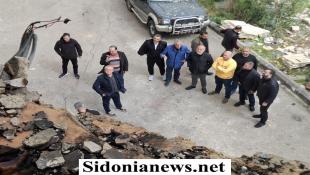 بالصور : رئيسا بلديتي صيدا وحارة صيدا حجازي والزين يتفقدان موقع الغارة في حارة صيدا التي أدت لاستشهاد  عائلة الترياقي