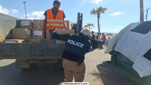 بالصور: بلدية صيدا تعتمد الملعب البلدي مركزا رئيسيا لتوزيع المساعدات على النازحين في المنازل وتوزع مساعدات للنازحين في الشوارع وتتفقد مركز إيواء معهد الأفاق في المدينة