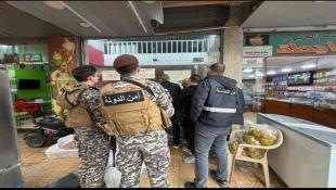 جولة لفريق الصحة جنوباً على المطاعم في صيدا واقفال محل لبيع الفروج لعدم التزامه