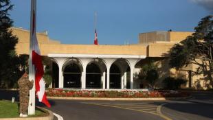 تنكيس الاعلام في القصر الجمهوري حدادا على شهداء وجرحى الاعتداءات الإسرائيلية