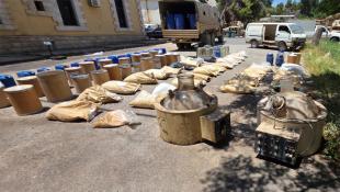 بالصور : الجيش اللبناني يضبط مصنعًا يحتوي على كمية كبيرة من المواد التي تستعمل لصناعة المخدرات
