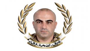 الجيش اللبناني : استشهاد الرقيب الأول أحمد سامي خليل وإصابة ضابط وعسكري بجروح جراء انفجار جسم مشبوه بآلية للجيش في بلدة المنصوري - صور